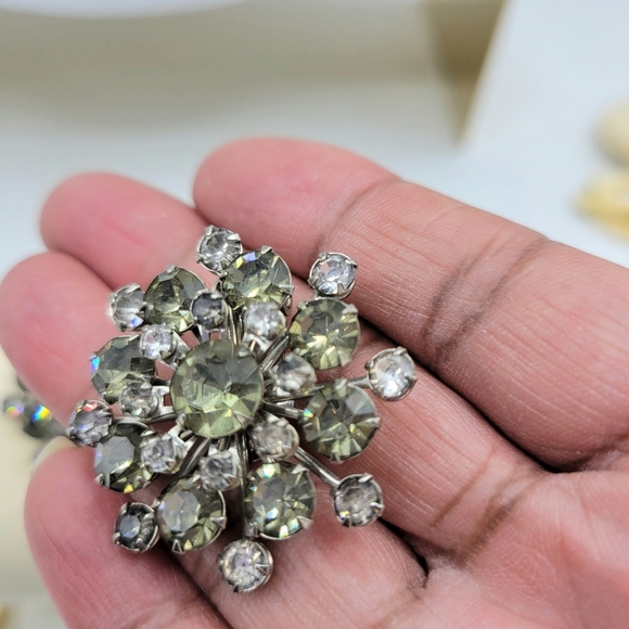 Vintage Floral Enamel & Rhinestone 60s Clip On Earrings - Picture 2 of 4